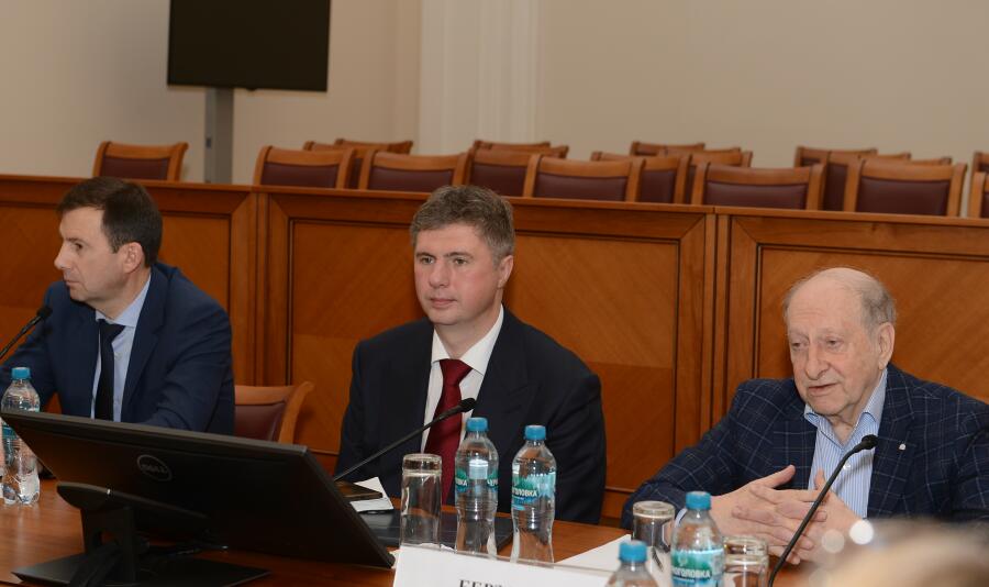  Врио директора НИФИ Минфина России Глеб Покатович в центре. Источник: Жолуденко Александр, НИУ ВШЭ