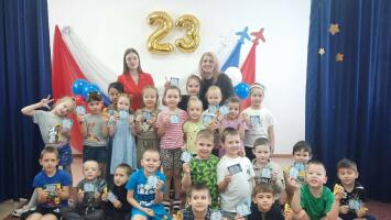 Дошкольников г. Свирска в формате игры познакомили с инвестиционным портфелем. Завершили мероприятие совместным фото, вручением памяток «Юный финансист» и сладким призом!