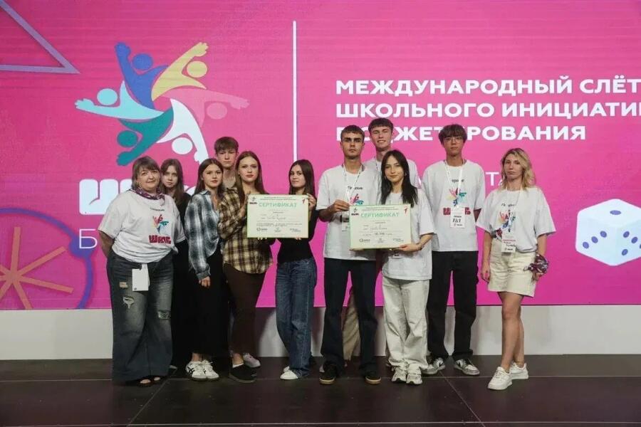 Сборная команда школьников из Костромы, Оренбургской области и Москвы, участвующая в хакатоне. Источник: АНО «Альянс консультантов инициативного бюджетирования»