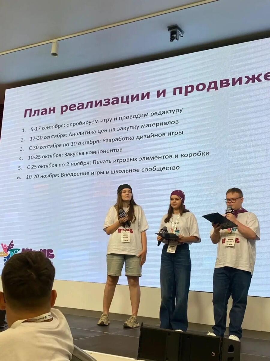 Сания Абдулина (слева) перед экспертным составом на защите проекта «Школополия» по развитию лидерства и навыков управления у школьников . Источник: АНО «Альянс консультантов инициативного бюджетирования»