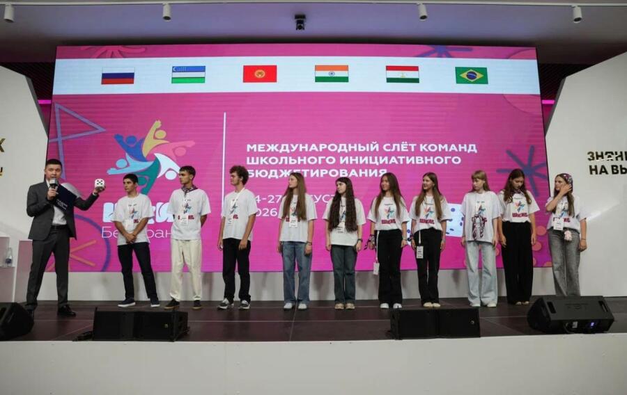 На сцене создается будущее: участники слета вытягивают для своего региона предсказания и символичные напутствия по дальнейшему развитию ШкИБ. Источник: АНО «Альянс консультантов инициативного бюджетирования»