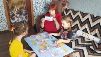 Проведение обучающих занятий в игровой форме по финансовой грамотности с несовершеннолетними детьми, находящихся на социальном сопровождении.