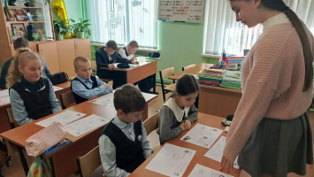 В классах проведены беседы и классные часы. Ребята младших классов разгадывали финансовые ребусы под руководством лидера "Движения первых" Колбасовой Алины.
