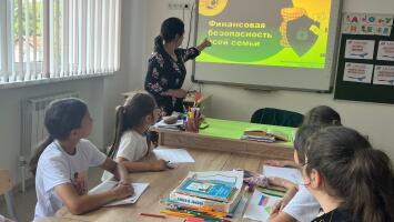 Просветительская беседа на тему «Финансовая безопасность для всей семьи: защити свои деньги» в МБОУ «СОШ а. Старо-Кувинск им. академика Н.Б. Экба» в КЧР