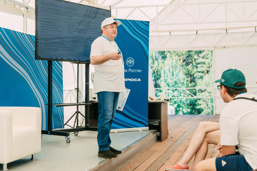 Николай Дмитриев проводит установочную сессию по теме общественных финансов.
