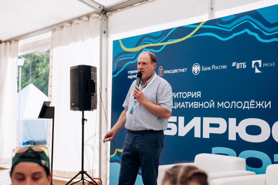 Игорь Комаров рассказывает участникам смены насколько важно жить в контексте «ФинЗОЖ» и уместь ставить финансовые цели, чтобы построить благополучную жизнь.