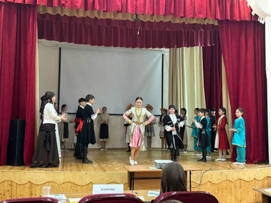 Национальные танцы на сцене фестиваля во Владикавказе