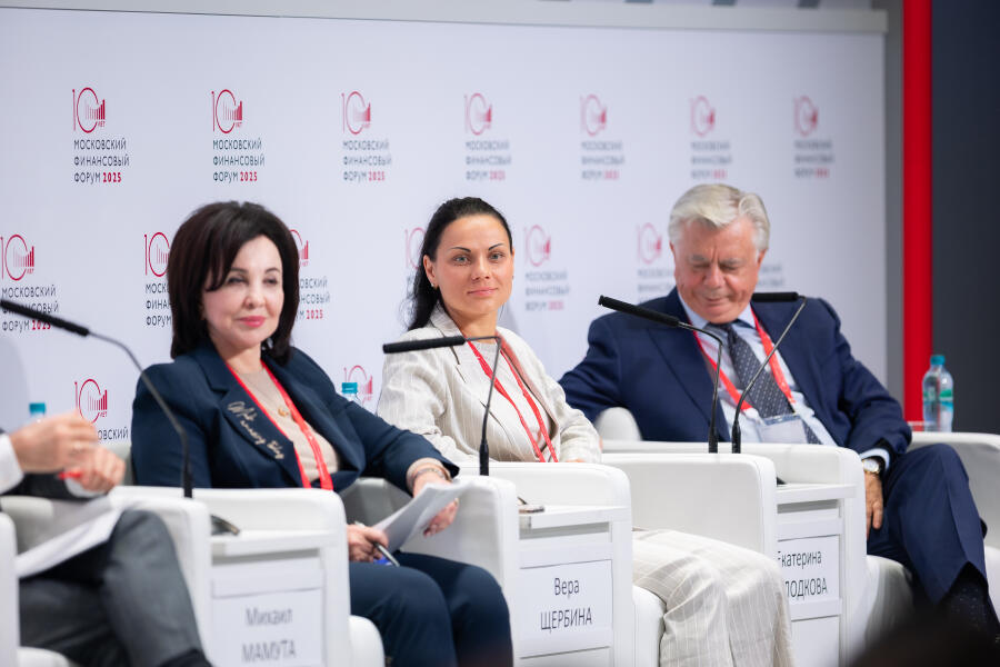 Руководитель проектов по повышению благополучия и укреплению здоровья сотрудников компании «Лемана ПРО» Екатерина Холодкова (в центре)