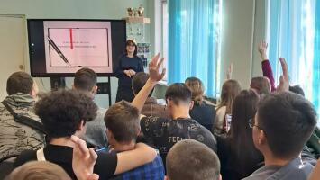 09 октября 2025 года в ГБПОУ "ВКМиС им. Н. Сердюкова" был проведён классный час на тему: "Финансовое мошенничество" для студенты групп 11-ИК-25 и 12-ПС-25. В ходе мероприятия ребята вспомнили для чего нужны деньги и узнали как их сберечь!