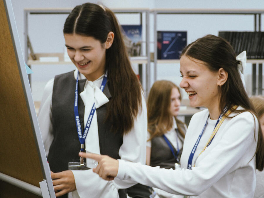 Ребята работают над заданием игры. Источник: Центр инициативного бюджетирования НИФИ